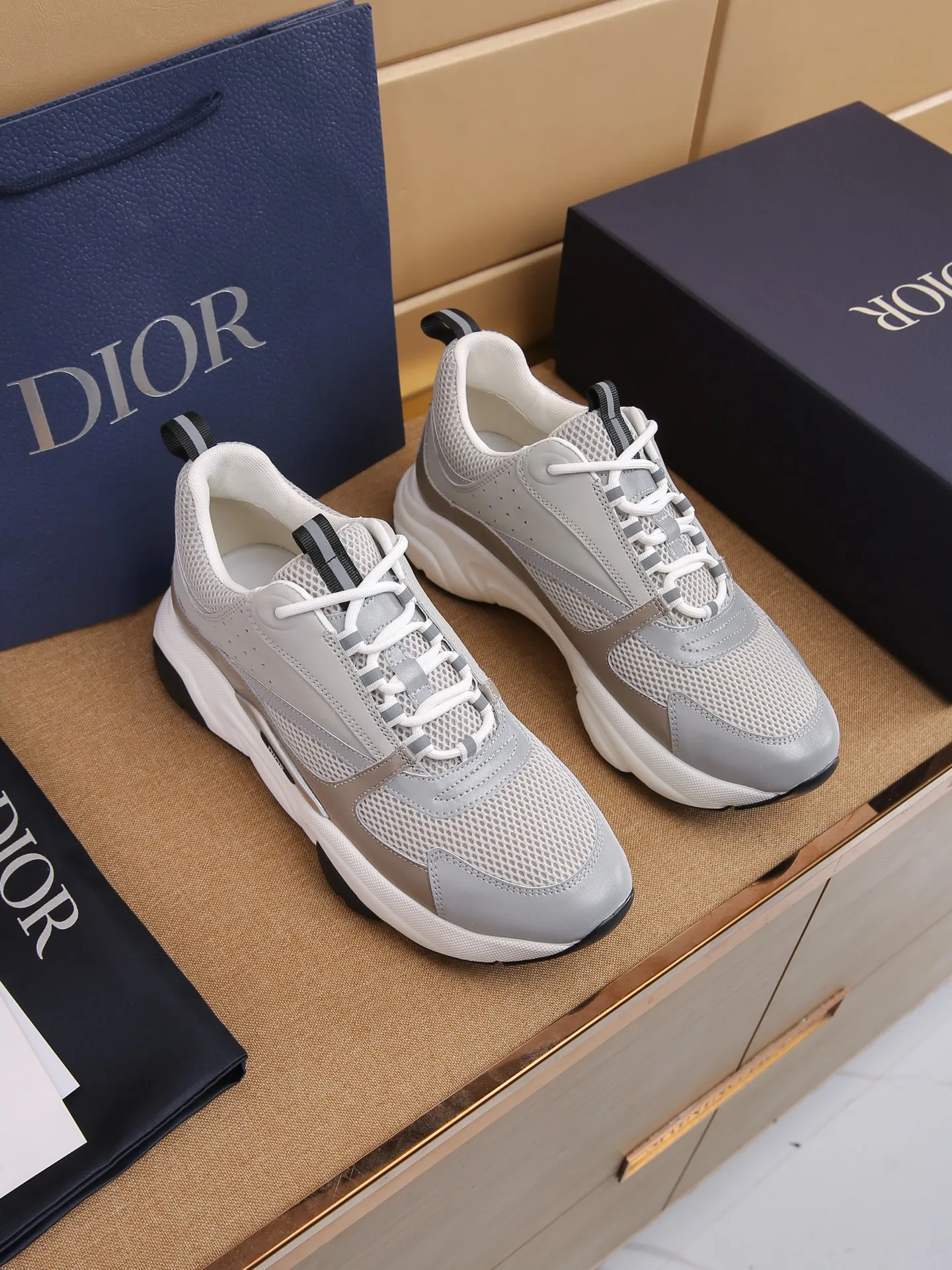Factory price: 460💰Dior’s top version of D’s b22 men’s sports shoes. Inspired by retro running styles, the chunky low-top silhouette features gray calf leather and blue and white mesh fabric uppers, atop a black, white and blue engraved rubber sole. Nylon ribbon accents the blue mesh tongue and heel counter, and a "dio~" logo appears on the side. Pair it with a suit for a striking contrast and add a sportswear-chic edge to your look. The thick sole can be about 4cm~ Size: 38-45, [46, 47 customized]